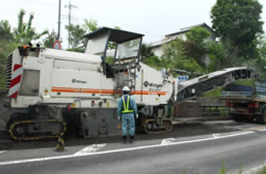大型や小型の路面切削機(ヴィルトゲン)を使って路面の切削を行います。