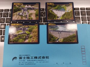 机の上にはお世話になっている富士技工さんの封筒…中身はっと…ダムカードやん*.(๓´͈ ˘ `͈๓).*